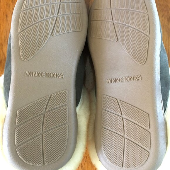 Minnetonka Women's Mule slippers Size 7 Grey suede and Cream Sheepskin NEW! - Picture 5 of 5